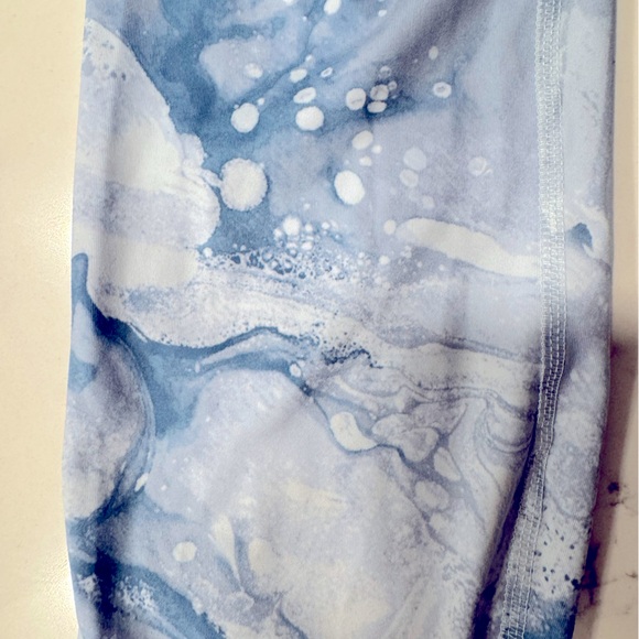 All in Motion Everyday Soft Ultra High-Waisted Leggings in Sky Blue Swirl - Picture 4 of 6